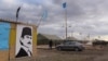 Участники акции по блокаде Крыма на КПП "Чонгар" под портретом Челебиджихана 