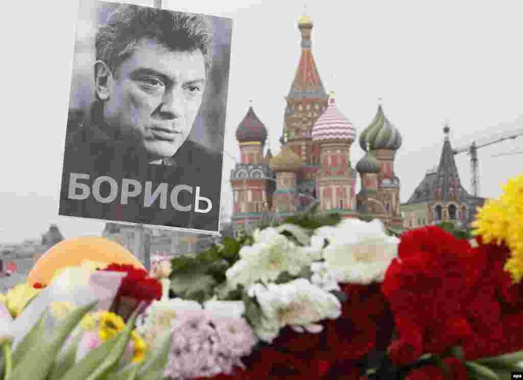 В конце февраля мировую общественность потрясло убийство российского опозиционного политика Бориса Немцова. Он был застрелен на Большом Москворецком мосту 27 февраля.&nbsp;​Под стражей сейчас находятся пять возможных исполнителей убийства, однако настоящего заказчика следователи так и не нашли