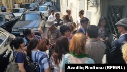 Люди перед входом в Бакинский суд по тяжким преступленим, где проходит процесс над Хадиджей Исмайловой