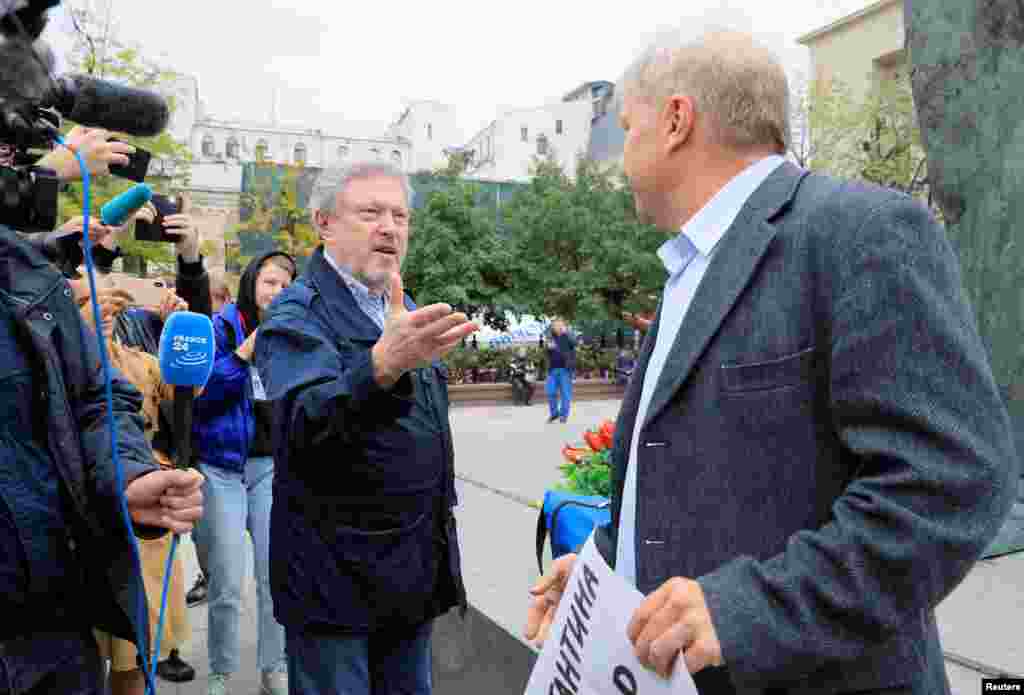 Лидер партии &quot;Яблоко&quot; Григорий Явлинский на одиночных пикетах на Бульварном кольце