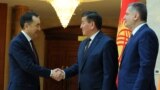 Избранный президент Кыргызстана Сооронбай Жээнбеков и премьер Казахстана Бакытжан Сагинтаев 