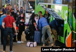 Сезонные рабочие из Восточной Европы на автовокзале в Дюссельдорфе, Германия, 9 апреля 2020 года. Фото: Reuters