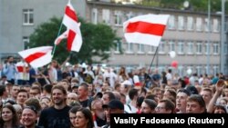 Акция протеста перед зданием Белорусской телерадиокомпании в Минске, 17 августа 2020 года. Фото: Reuters