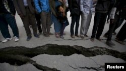 Трещины после землетрясения неподалеку от Эвереста 