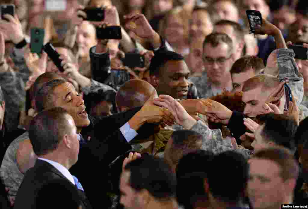 Барак Обама благодарит военных за их службу. Военная база в Райстауне, штат Нью-Джерси, 15 декабря 2014 года. Визит президента состоялся незадолго до того, как Обама объявил об окончании военной миссии США в Афганистане 28 декабря.