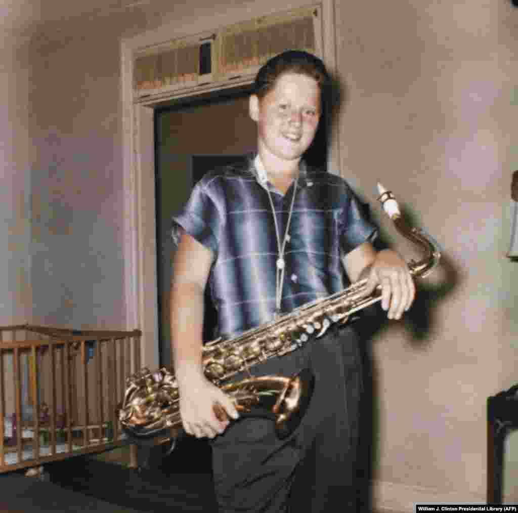 Билл Клинтон с саксофоном в своем доме в Арканзасе. 1958 год.