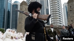 Чеченец с ружьем на свадьбе в Грозном