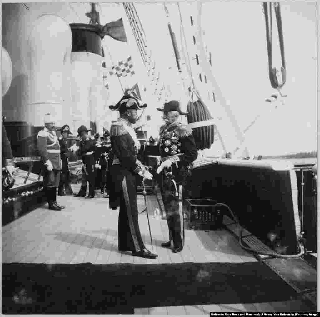 Николай II (слева) приветствует короля Швеции Густава на борту &quot;Штандарта&quot;