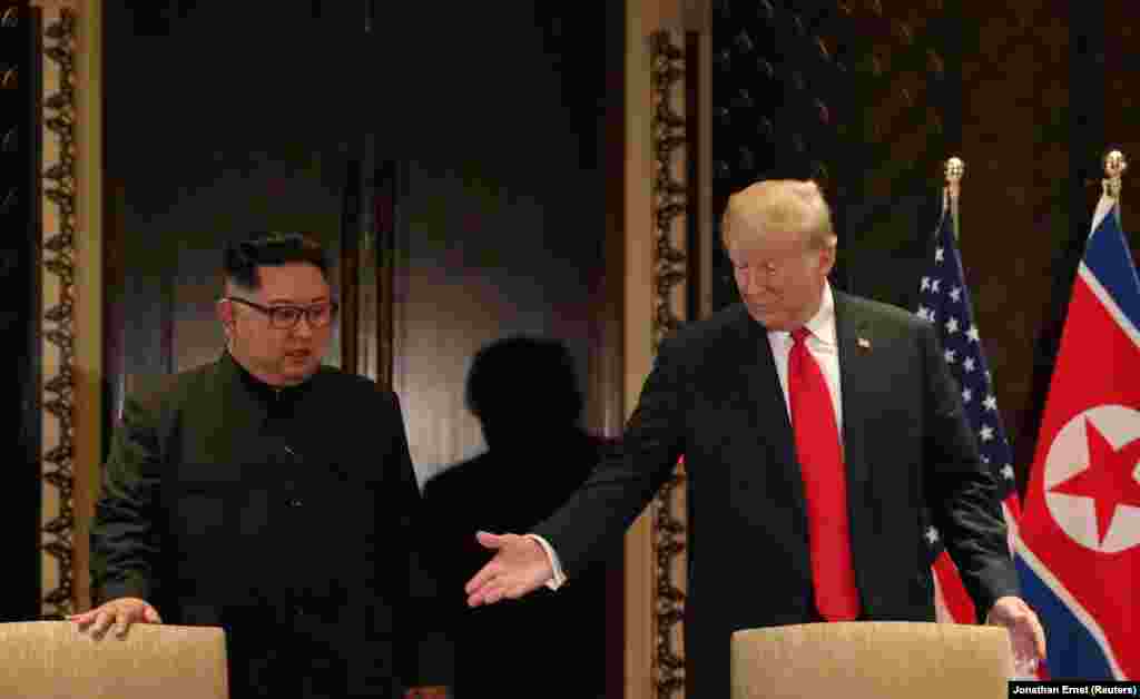 Дональд Трамп и Ким Чен Ын​&nbsp;перед подписанием совместного документа
