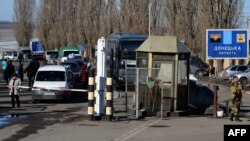 Пограничный пункт Успенка в Донецкой области Украины на границе с Россией 