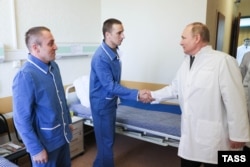 Владимир Путин в госпитале Московской области посетил получивших ранения на войне в Украине российских военнослужащих, 25 мая 2022 года, фото ТАСС