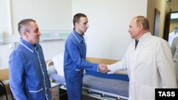 Владимир Путин встречается в военном госпитале с раненными в Украине российскими военными, 25 мая 2022 года