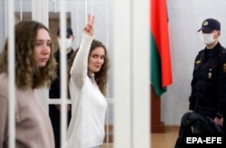 Журналистки "Белсата" Дарья Чульцова (слева) и Катерина Андреева во время суда. В 2021 году обеих приговорили к двум годам колонии за стрим с "Площади перемен". В 2022 году Андреевой дали еще восемь лет и три месяца колонии по обвинениям в госизмене