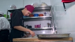 Парень с аутизмом работает в престижном ресторане Бишкека