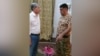 Атамбаев разговаривает с Курсаном Асановым