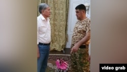 Атамбаев разговаривает с Курсаном Асановым