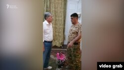 Former President Almazbek Atambaev negotiates surrender terms with Deputy Interior Minister Kursan Asanov on August 8, 2019. (Radio Azattyk)