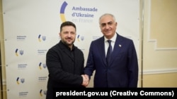 Президент Украины Владимир Зеленский с сыной последнего шаха Ирана Резой Пехлеви. Париж, 12 марта 2026 г.