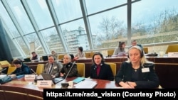 Анжелика Мельникова (справа)