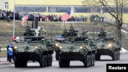 Военный парад в День независимости Эстонии в Нарве 24 февраля 