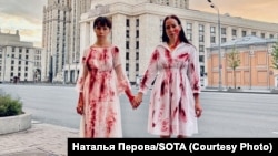 Акция Людмилы Анненковой и Натальи Перовой "Нам не отмыться от крови", май 2022 года