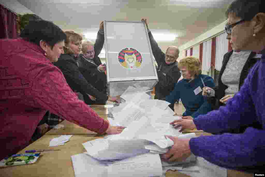 Подсчет голосов на одном из избирательных участков в Минске