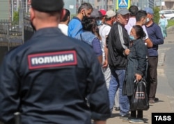 Трудовые мигранты возле Единого миграционного центра Московской области в Путилково, май 2021 года. Фото: ТАСС
