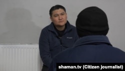 Адиль Турдукулов берет интервью у одного из военнопленных из Узбекистана. Февраль 2026 года