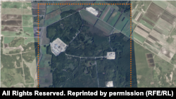 Общий вид строительной площадки под Слуцком, фото компании Planet Labs от 25 сентября 2025 года. Объект состоит из четырех отдельных частей — основной западной и трех почти одинаковых по площади, расположенных рядом друг с другом. Все они соединены недавно построенными дорогами