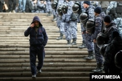 Сотрудники полиции и верующий у Московской соборной мечети во время празднования Ураза-байрама. Фото ТАСС, 20 марта 2026 года
