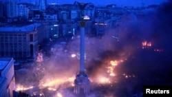 Дым на Площади независимости в Киеве после разгона палаточного лагеря. 19 февраля 2014 года