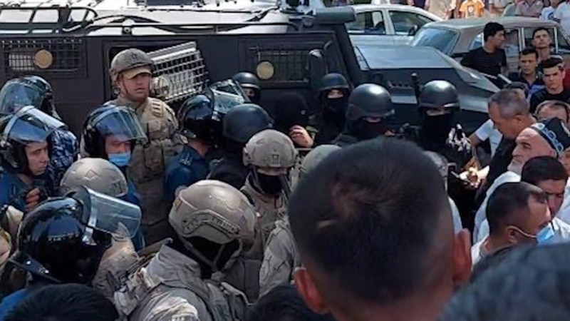 В Самаркандской области Узбекистана начались протесты из-за оскорбления в соцсетях, туда отправлены военные и ОМОН 