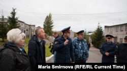Иван Савельев проводит экскурсию по ИК-9 в Петрозаводске 27 сентября 2019 года