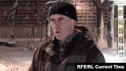 Мужчина, который представляется жителем поселка Рощино на Валдае, рассказывает об атаке дронов на резиденцию Путина в ночь на 29 декабря 2025 года. Видео Минобороны РФ