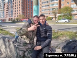 Александр (слева) возле военкомата во время первой волны мобилизации в Забайкалье, 22 сентября