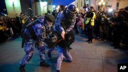 Иллюстративное фото. Полиция задерживает протестующих в Москве 21 сентября 2022 года. Источник: Reuters