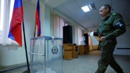 Военный так называемой "ЛНР" во время псевдореферендума о вхождении оккупированных Россией территорий Украины в состав РФ