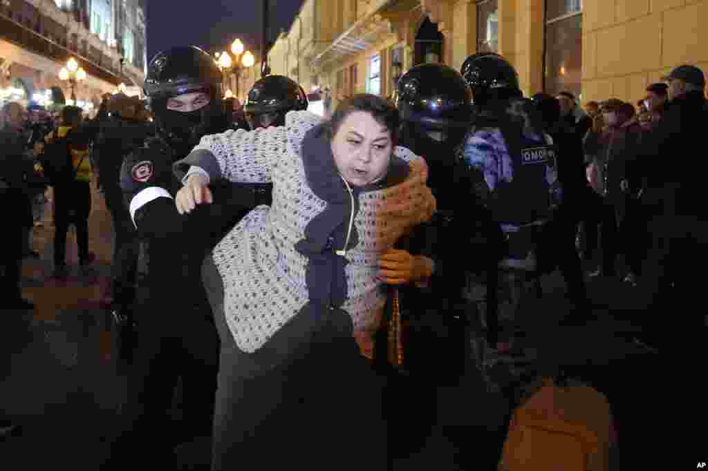 На акцию в Москве вышли и матери, чьи сыновья подходят под призывной возраст