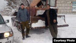 Иван Казмалы зимой в Тимшере с односельчанином