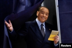 Сильвио Берлускони голосует в Милане, 25 сентября 2022 года. Фото: Reuters