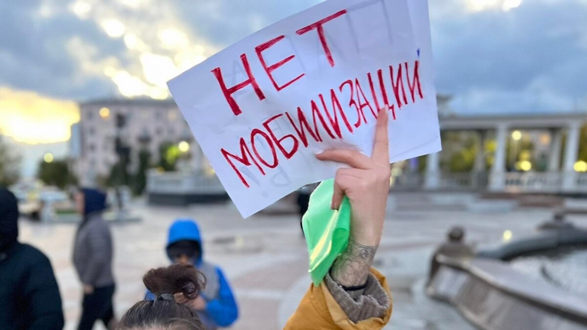 В Улан-Удэ женщины вышли на антивоенный митинг Полиция ихзадержала