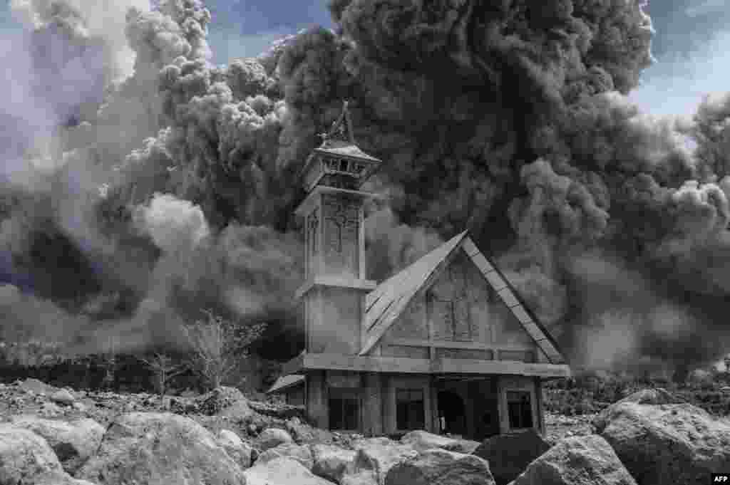 На фото - заброшеная церковь на Суматре, Индонезия. Вулкан Синабунг, находящийся на острове, начал выпускать пепел 13 июня