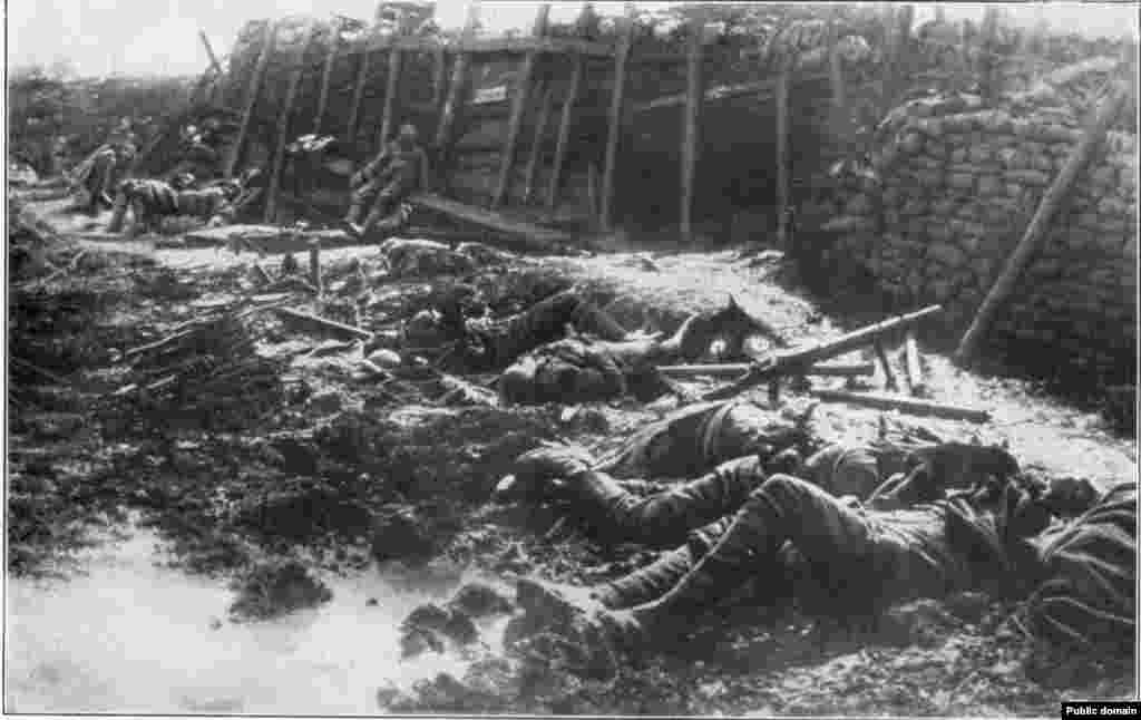 На позициях британского подразделения после газовой атаки со стороны немецкой армии. 19 июля 1916 года