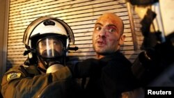 Полиция задерживает протестующего против мер жесткой экономии в Афинах 