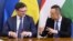 Главы МИД Украины Дмитрий Кулеба и Венгрии Петер Сийярто 