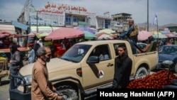 Бойцы "Талибана" около рынка в районе Котэ-Санги в Кабуле, 17 августа 2021 года