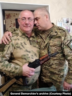 Слева - замруководителя СКР Сергей Петров – один из тех, к кому Демурчиев обращался за помощью для своего друга, генерала Попова