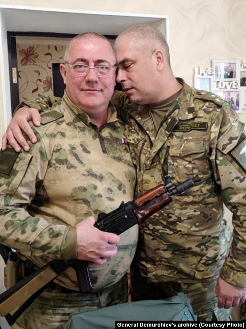 Слева - замруководителя СКР Сергей Петров – один из тех, к кому Демурчиев обращался за помощью для своего друга, генерала Попова