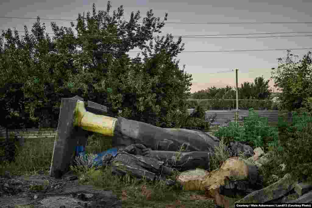 За два года &quot;декоммунизации&quot; в Украине снесли свыше 900 советских памятников&nbsp; С центральных улиц Краматорска Ленина изгнали на окраину