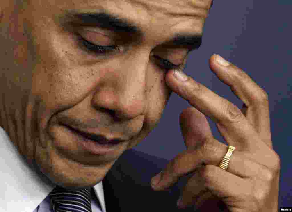 Обама не скрывает эмоций во время выступления после массового убийства в начальной школе Сэнди-Хук в городе Ньютаун, штат Коннектикут, 14 декабря 2012 года. Преступник открыл огонь по школьникам и персоналу, убив 20 детей и шестерых взрослых.